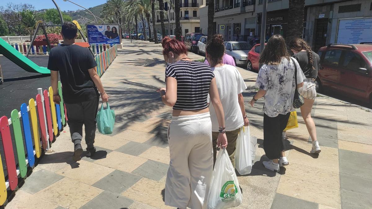 Estudiantes universitarios, entre ellos un cordobés, se dirigen a repartir comida en Ceuta.