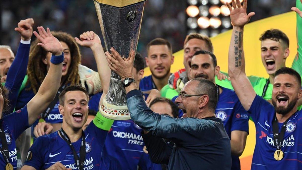 Sarri alza el trofeo de la Europa League tras ganar ante el Arsenal