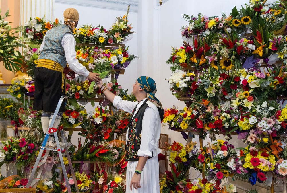 Los festeros de Mutxamel rinden homenaje a su Patrona