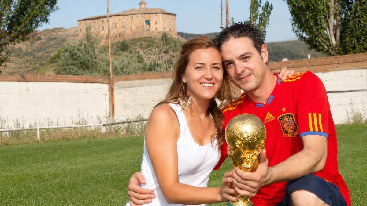Pedro Sancho, con la camiseta de la selección y la Copa del Mundo en una imagen de archivo