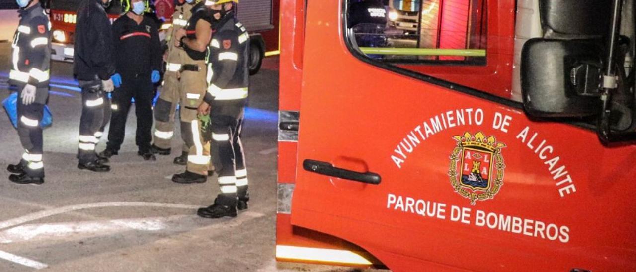 Bomberos de Alicante durante una intervención en una fotografía de archivo.