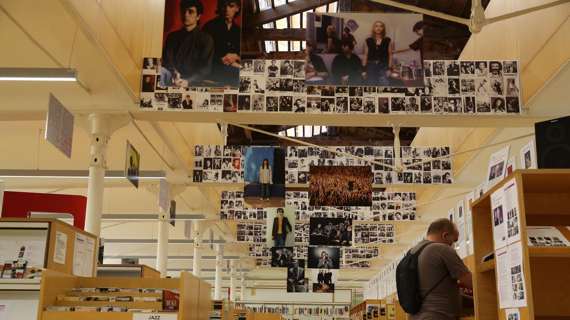 Exposición dedicada a 'Rockdelux' en la biblioteca barcelonesa El Vapor Vell