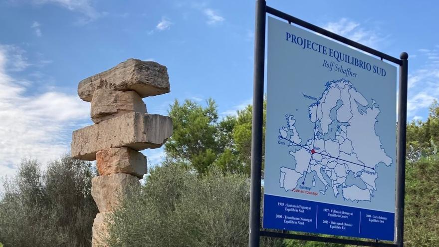 Eine Infotafel an der Stele erklärt das Projekt von Schaffner auf Mallorca