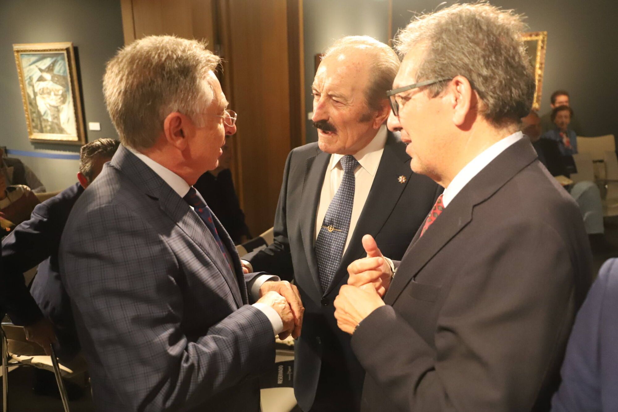 El acto celebrado en la sede de la Fundación Cajasol, contó con el periodista Carlos Herrera, como prologuista