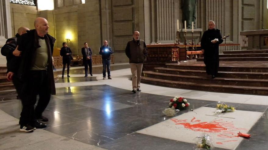 Enrique Tenreiro, a la izquierda, tras pintar la tumba de Franco en el Valle de los Caídos. |   // LOC