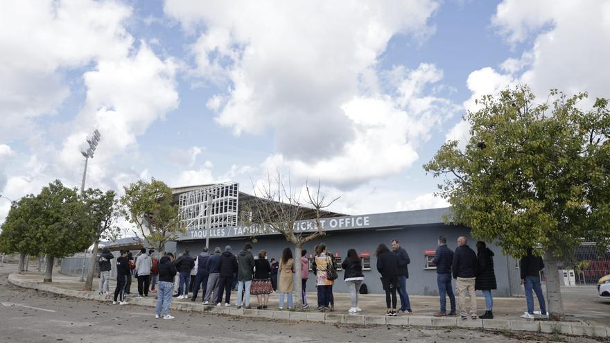 Fiebre por la Copa del Rey: Colas en Son Moix para comprar las últimas entradas de la final