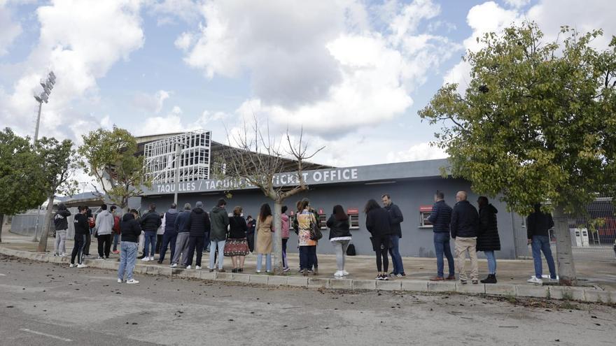 Así son las colas en Son Moix para comprar las últimas entradas para la final de la Copa del Rey