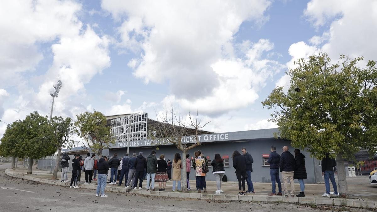 Así son las colas en Son Moix para comprar las últimas entradas para la final de la Copa del Rey