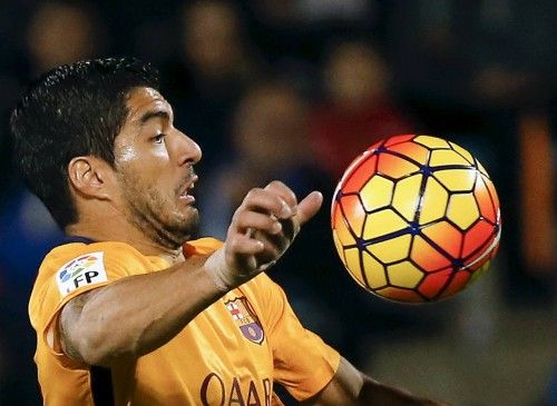 Barcelona's Suarez controls the ball during their Spanish first division soccer match against Getafe at Coliseum Alfonso Perez stadium in Getafe, near Madrid, Spain