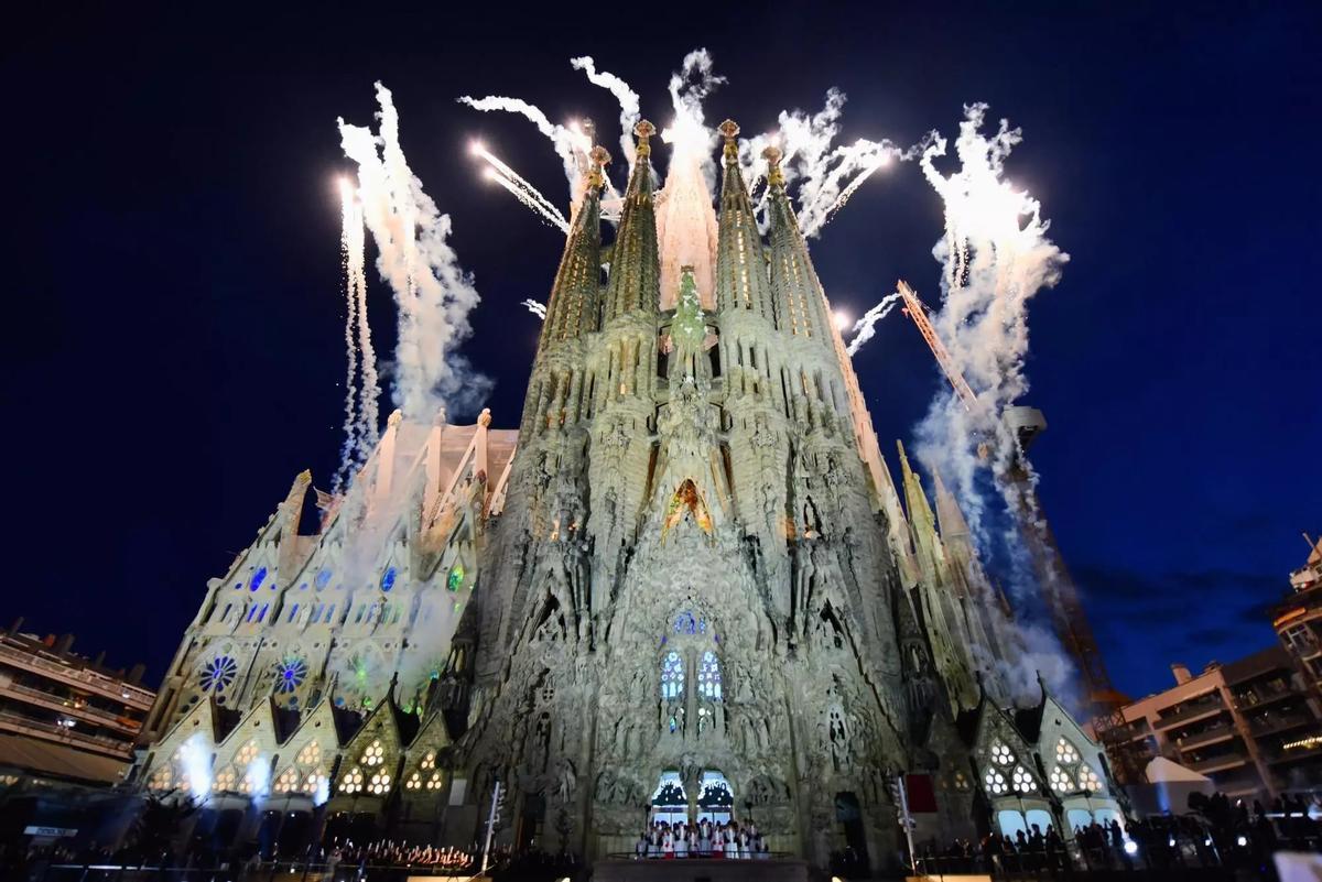 Fuegos Artificiales tras la bendición de la Torre de Jesús en Barcelona el 10 de junio de 2026.