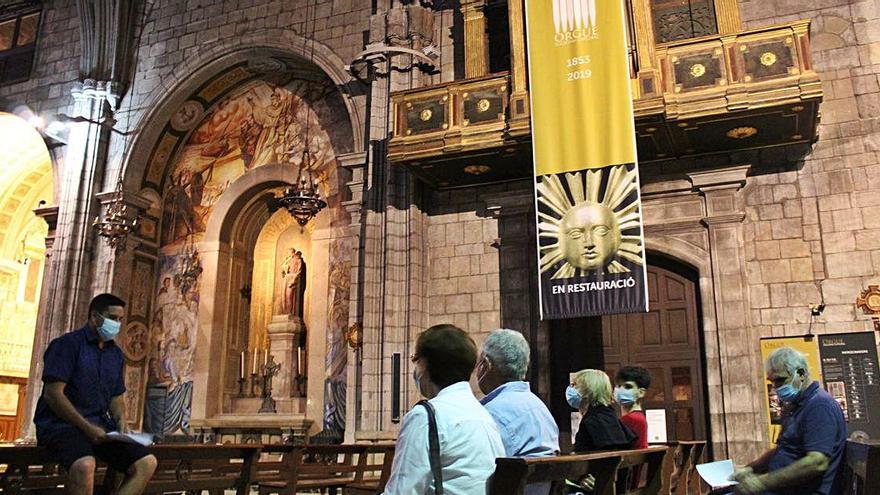 Ivan Viladrich fa de guia en una de les darreres visites guiades, en aquest cas a l&#039;orgue de la catedral