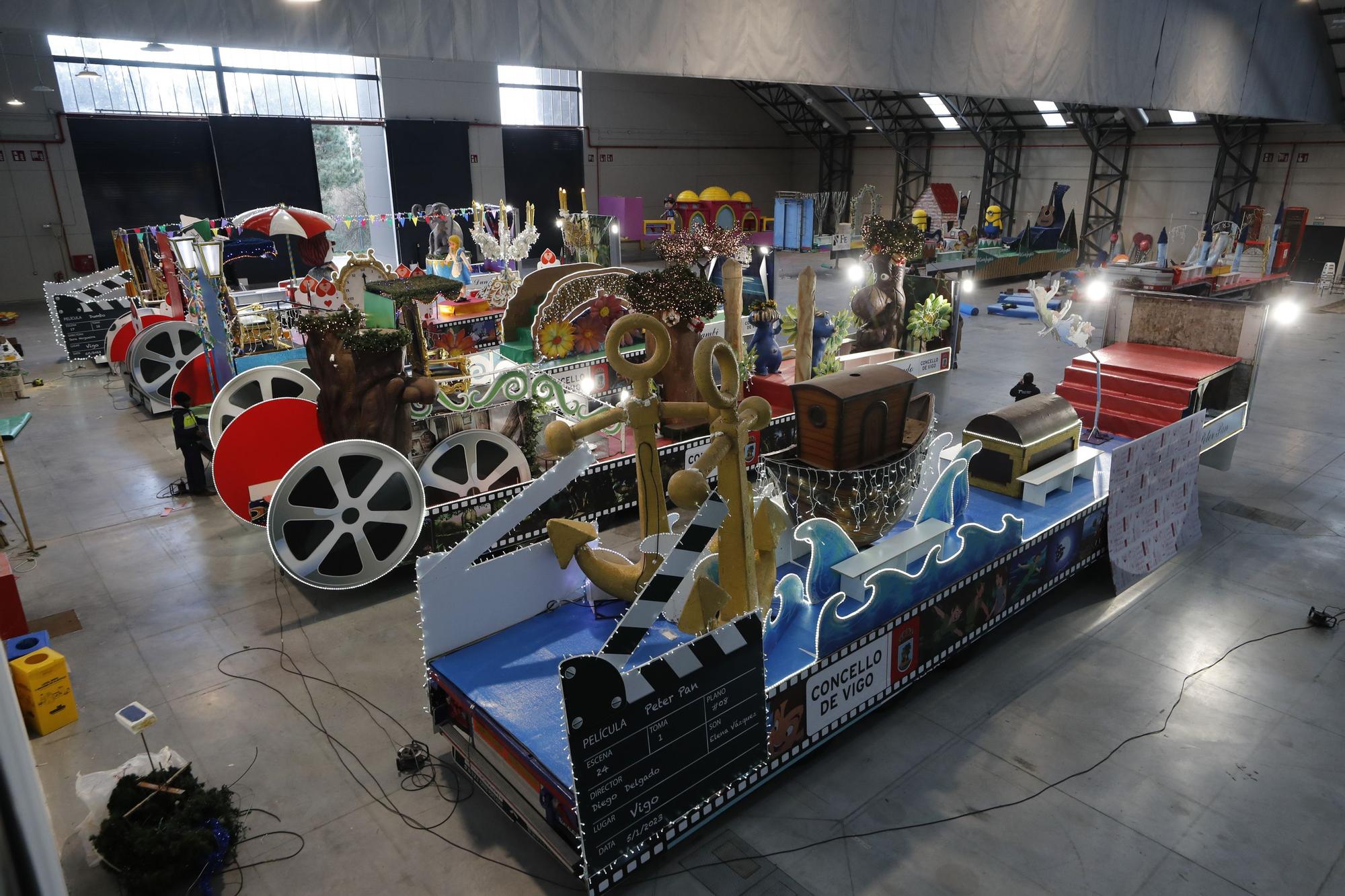 Los operarios trabajando en las carrozas, ambientadas en películas infantiles.