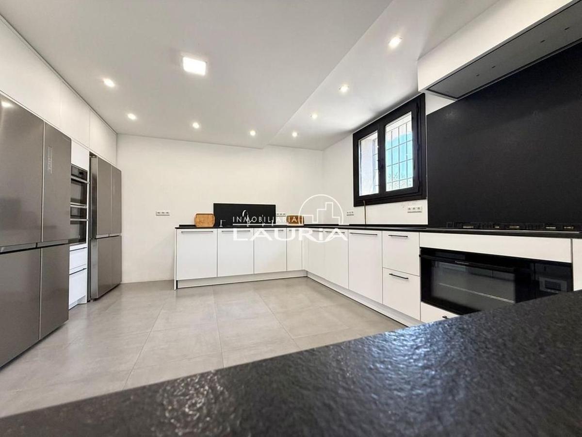 Cocina de la casa a la venta en la orilla del Pantano del Arquillo