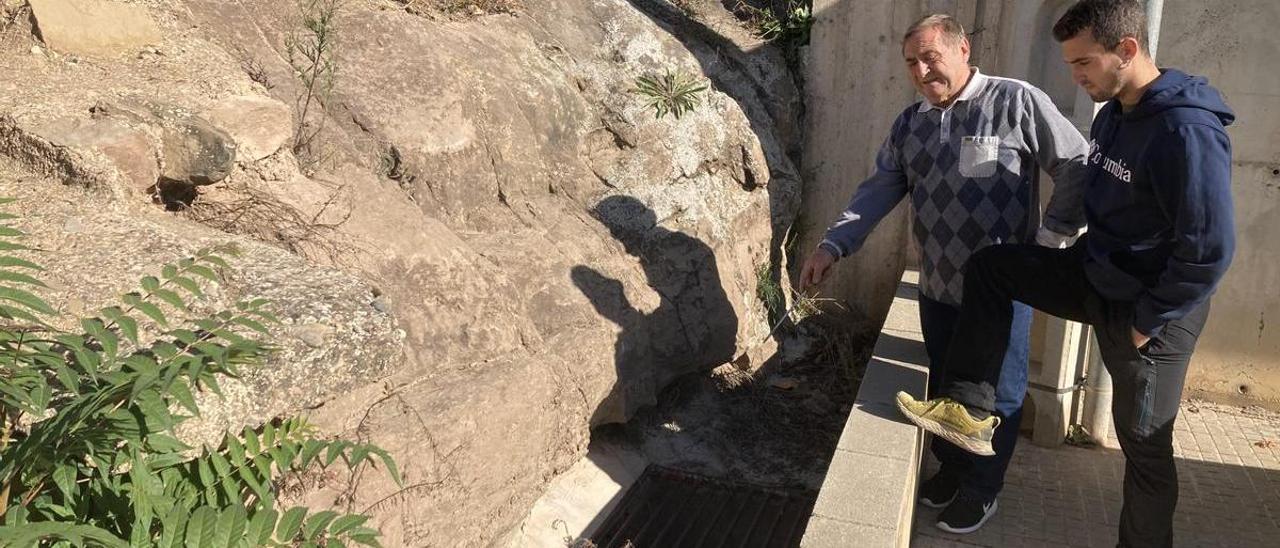 PALA DE TORROELLA . QUEIXES DELS VEÏNS PER UNES DEPURADORES NOVES QUE VAN MALAMENT I PEL TEMOR D &#039; INUNDACIONS SI PLOU GAIRE . ADRIÀ DUARRI ( PRESIDENT DE L &#039; AV DE PALÀ ) I EL SEU PARE JOSEP