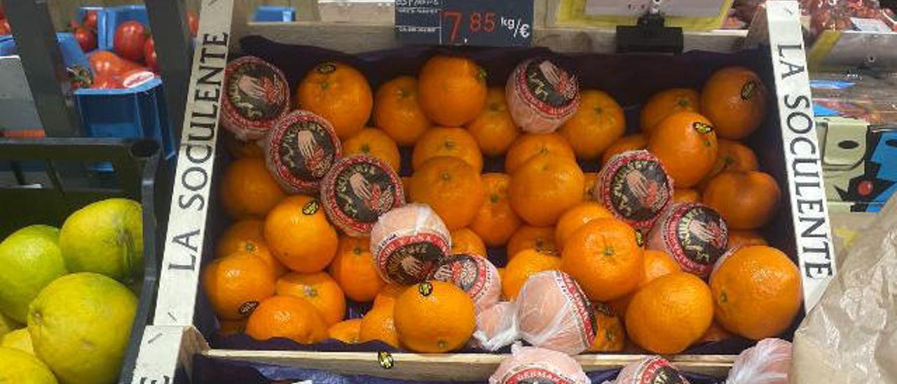 Parada de venta de mandarinas en un supermercado de Bruselas.
