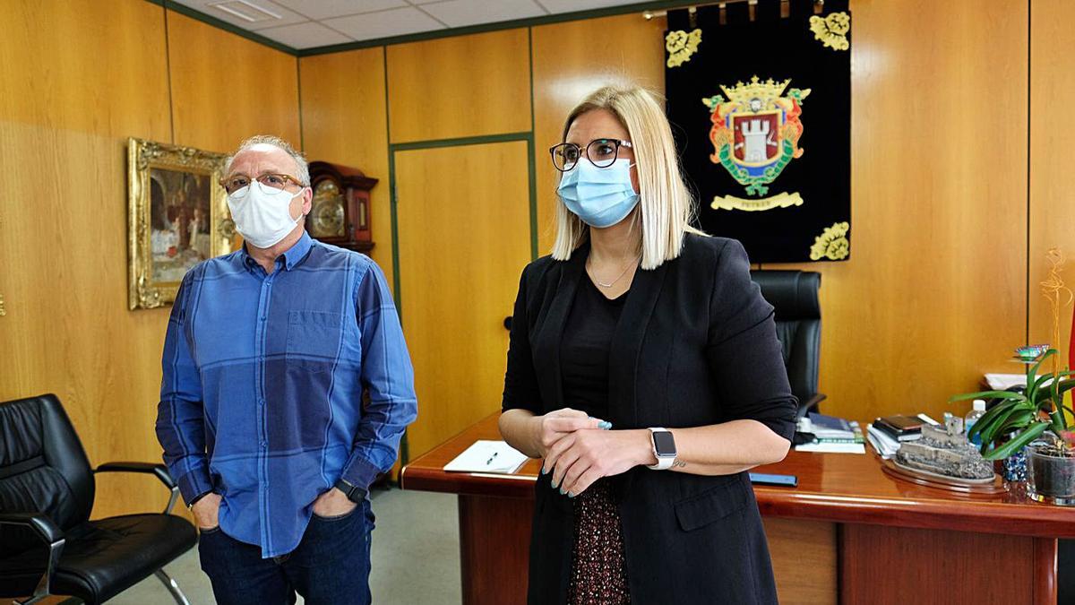 El director de Salud Pública, Francisco Albertos, y la alcaldesa de Petrer, Irene Navarro.