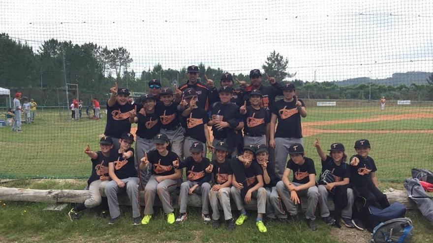 El equipo sub 13 del Trasnos que se proclamó campeón gallego. // FdV