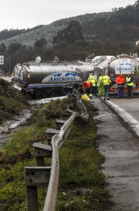 Un accidente en la "Y" provoca varios kilómetros de atasco  en dirección Oviedo