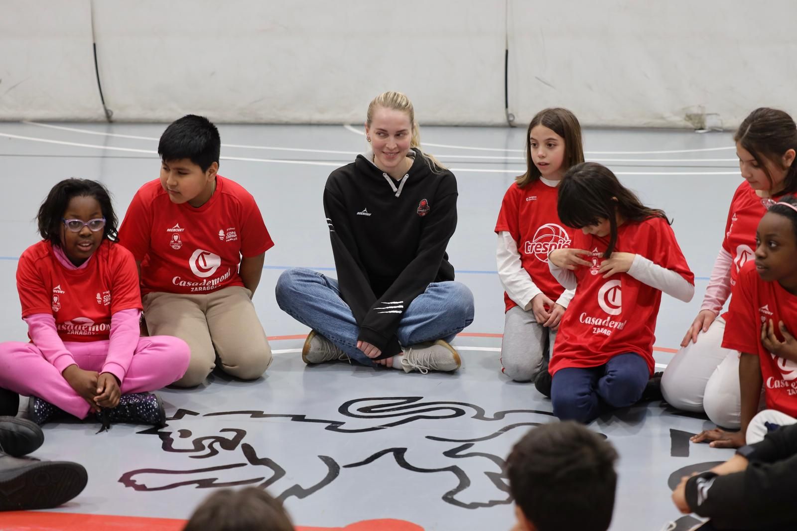 En imágenes | Visita del Casademont Zaragoza al Colegio Tenerías