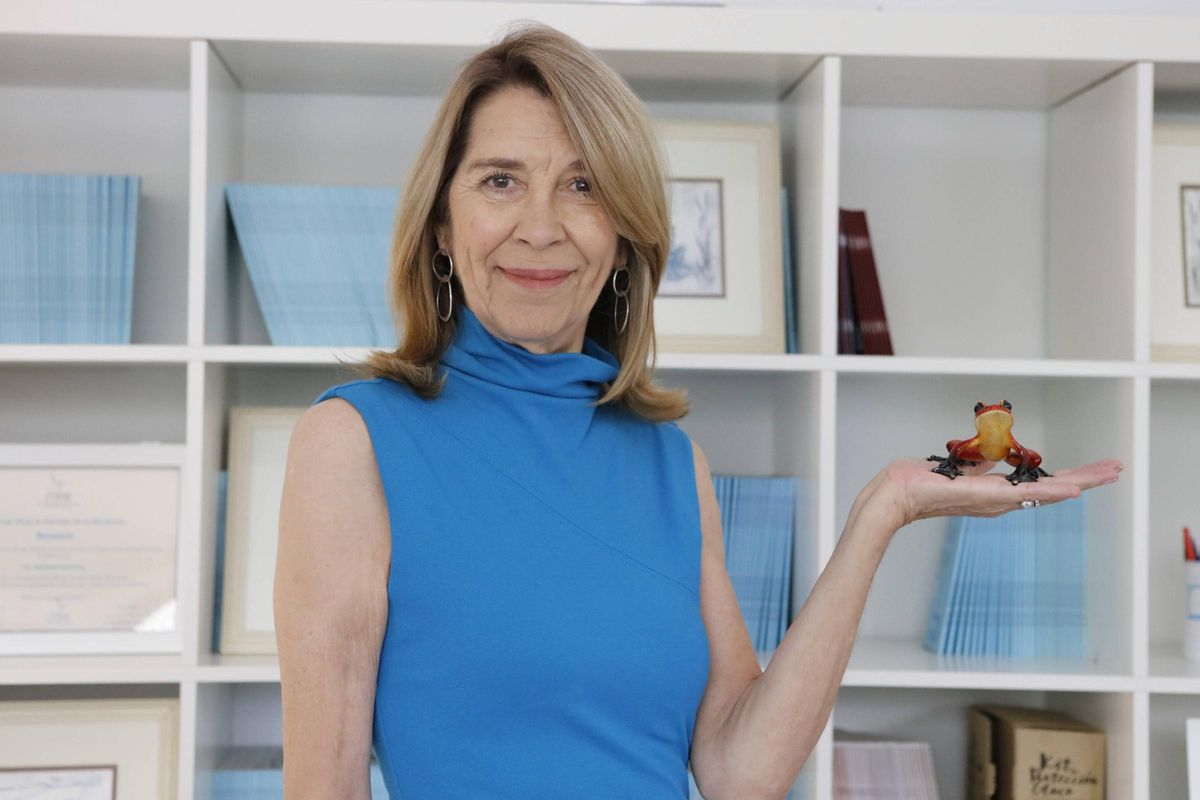Elizabeth Homberg, Gründerin der Stiftung Rana gegen Kindermissbrauch mit dem Symbol der Organisation - dem Frosch.
