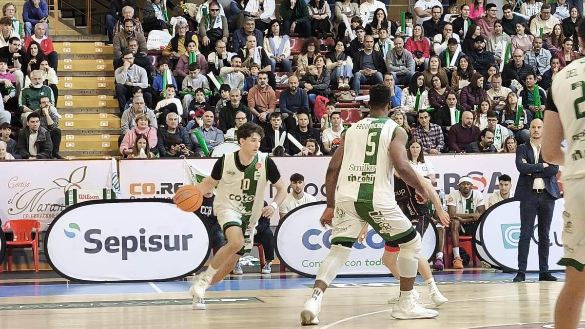 Gonzalo Orozco conduce el balón