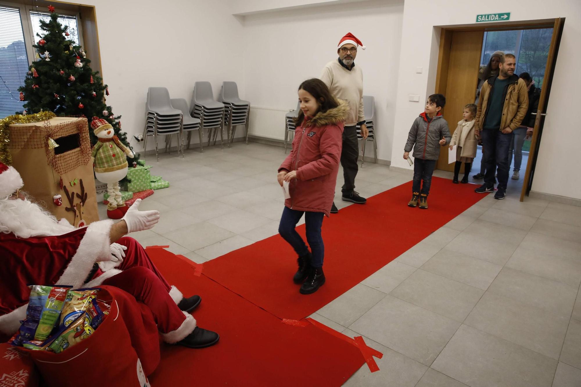 Así fue la visita de Papá Noel a Nuevo Roces, en imágenes