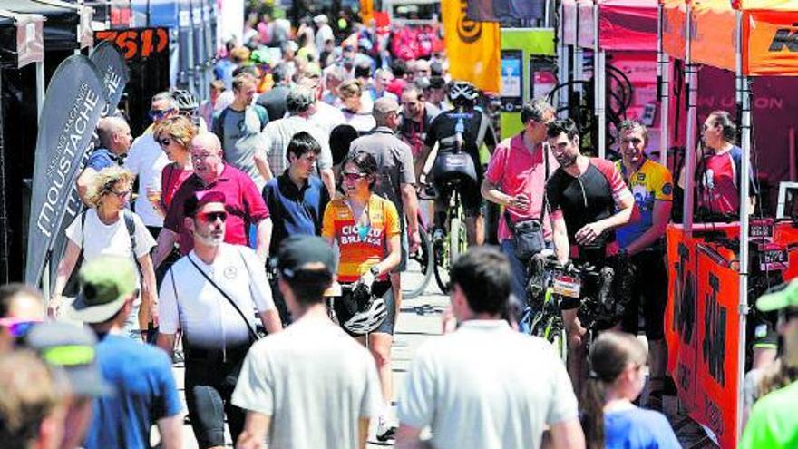 Visitants passant per la zona comercial d’estands una anterior edició de festival. | MARC MARTÍ