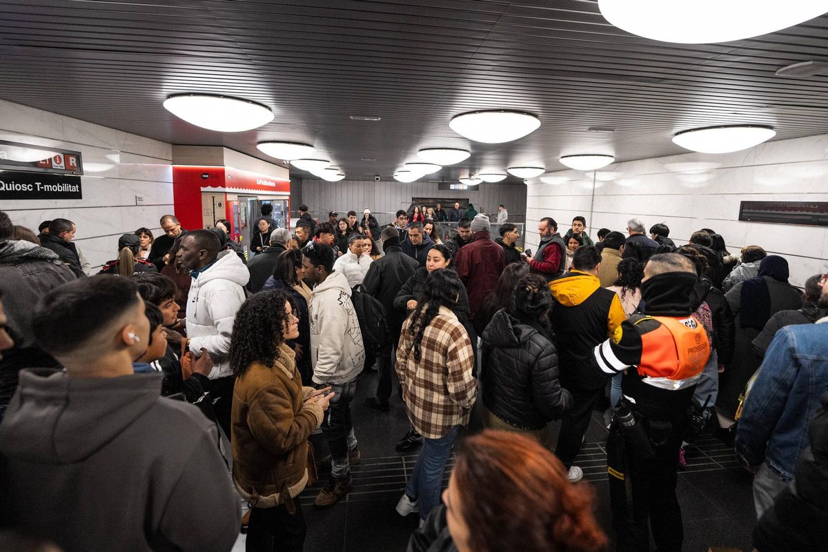 Macrodispositivo de Mossos junto a seguridad de TMB en el Metro de Barcelona
