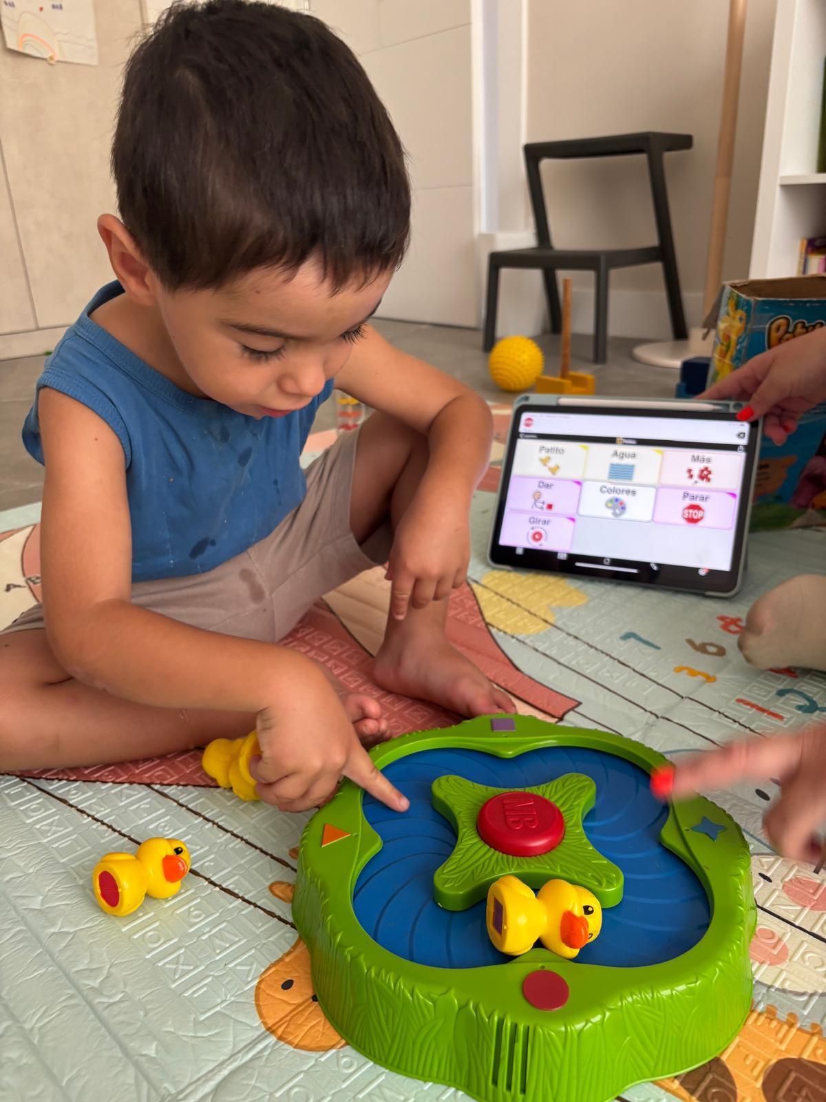 Julio, el hijo menor de Marta Navarro, jugando.