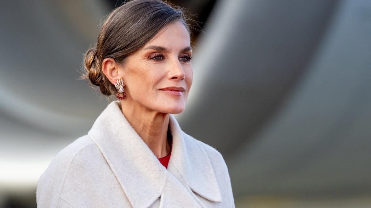 Los 2 looks al estilo 'danés' de la reina Letizia: abrigos XL y colores llamativos