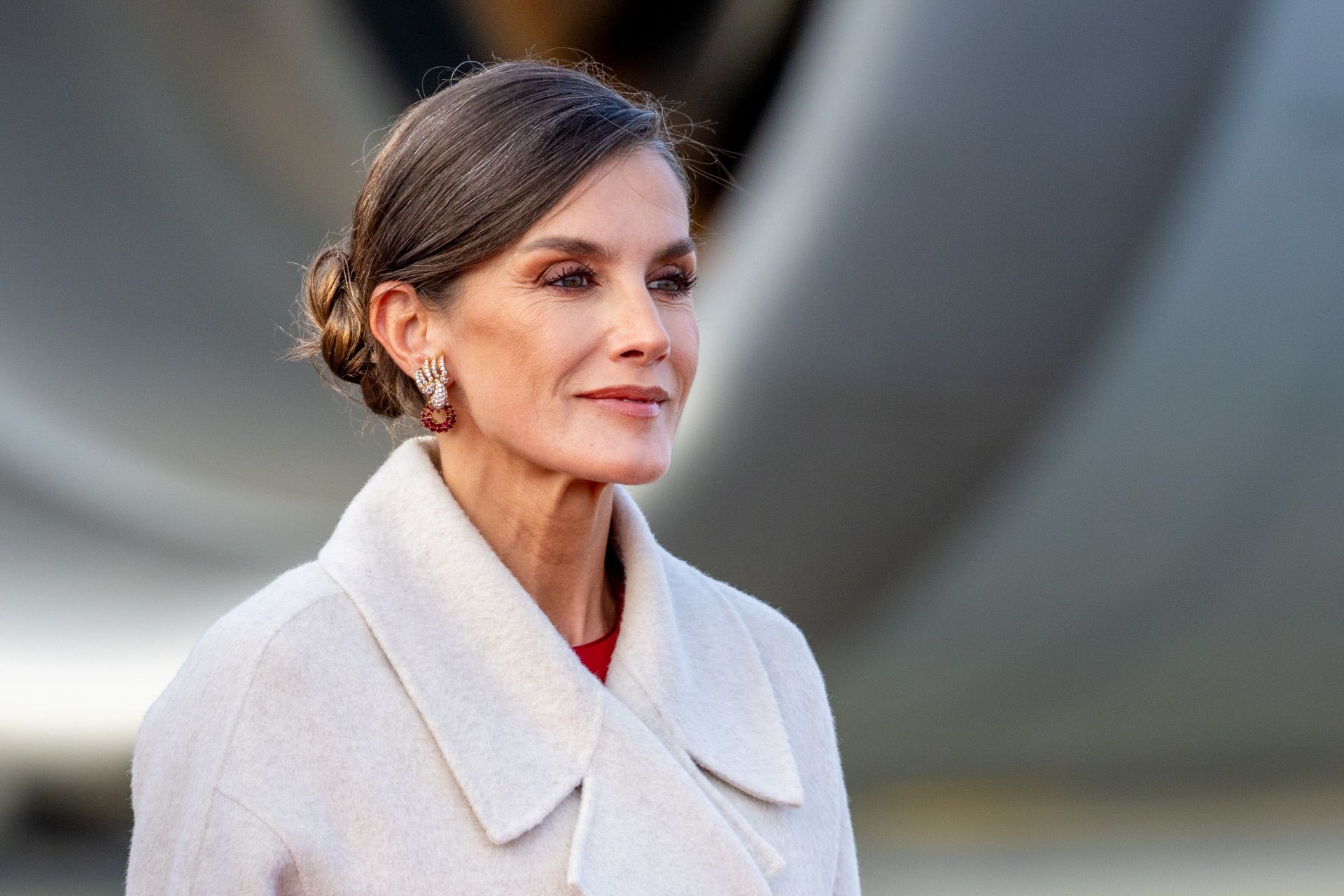 La reina Letizia aterriza en Dinamarca con un abrigo de &amp; Other Stories y un vestido rojo de CH.