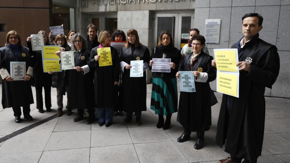 La mitad de los letrados de Justicia secunda el paro en Asturias - La ...