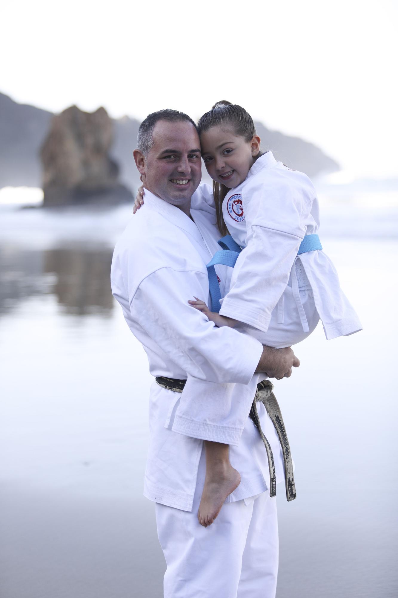 Joel y Chloe, en la playa de Aguilar