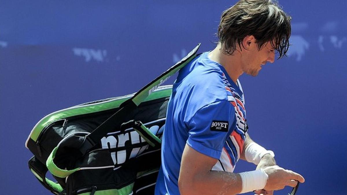 Ferrer se retira, decepcionado, tras perder en el torneo de Barcelona.