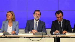 Mariano Rajoy, Dolores de Cospedal y Fernando Martínez Maillo, en el cuartel general del PP.