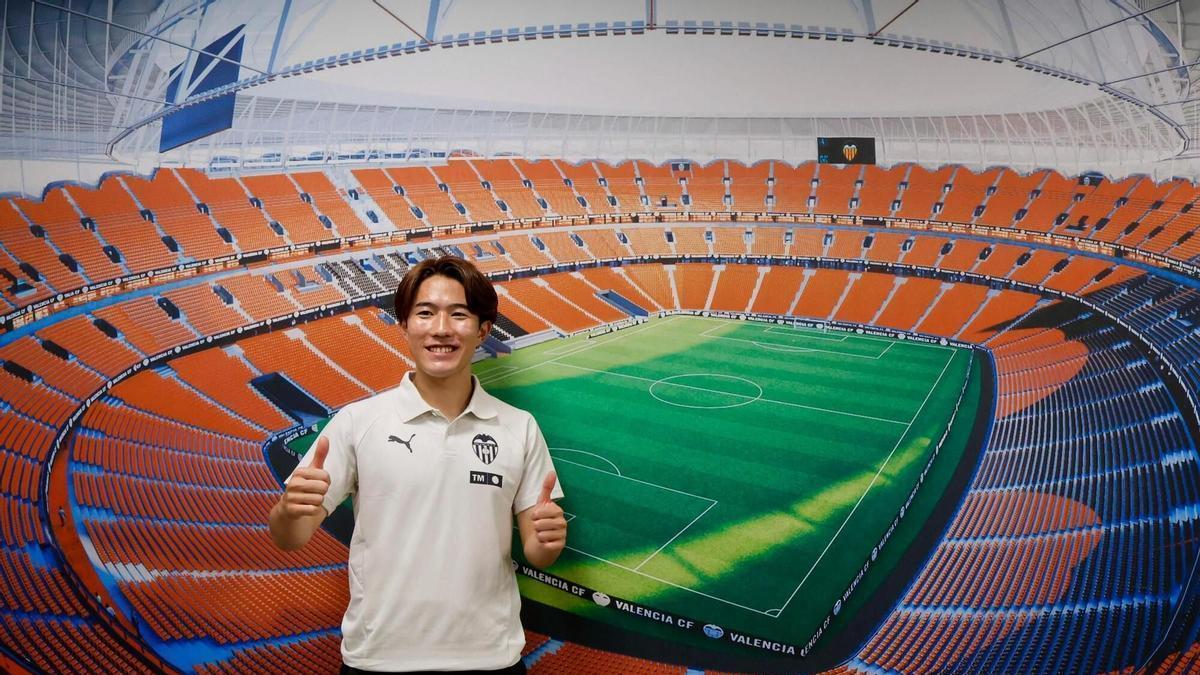 VALENCIA CF | Entrevista con Albert Puig, el hombre que dio la alternativa a Ryunosuke Sato avisa: «Es diferencial con el balón, lo van a disfrutar»