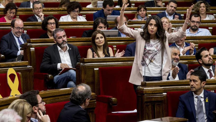 Inés Arrimadas gesticula davant Quim Torra durant la sessió.