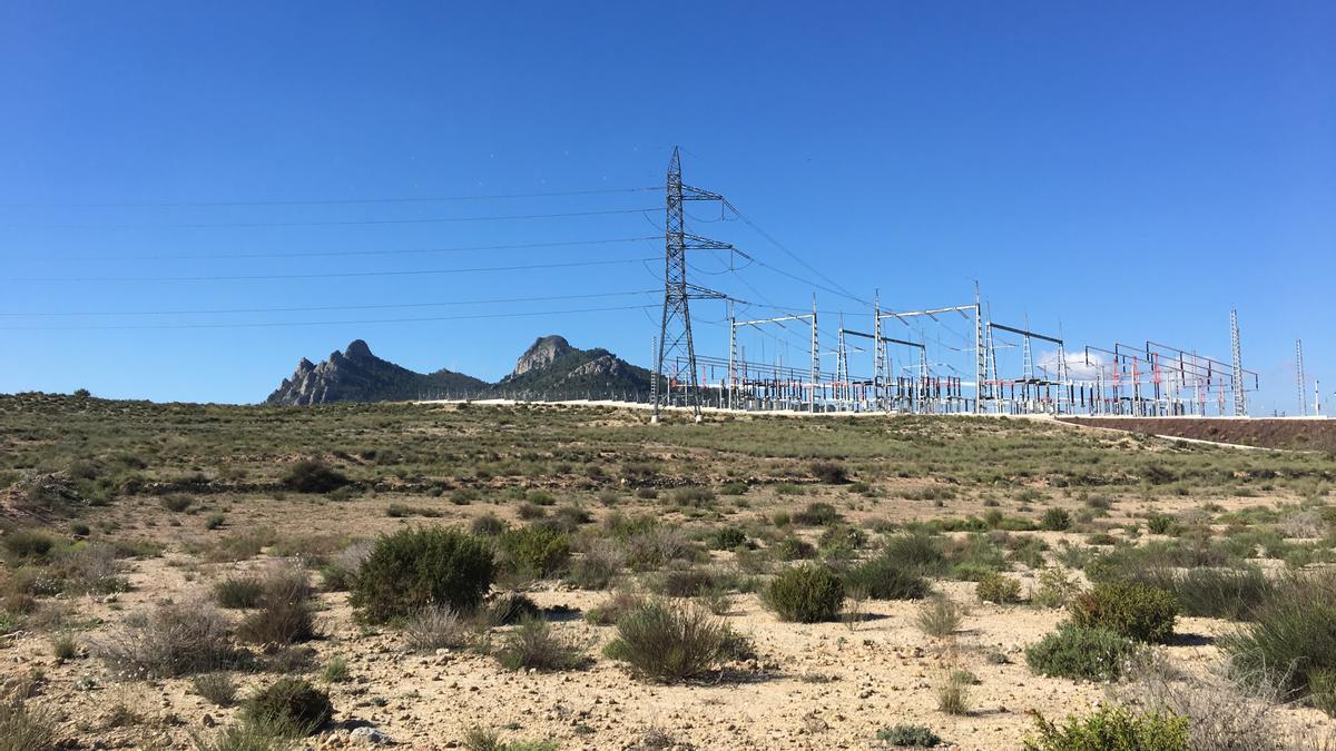 La subestación de la Red Eléctrica de Sax ubicada en la zona donde se proyecta la planta fotovoltáica.