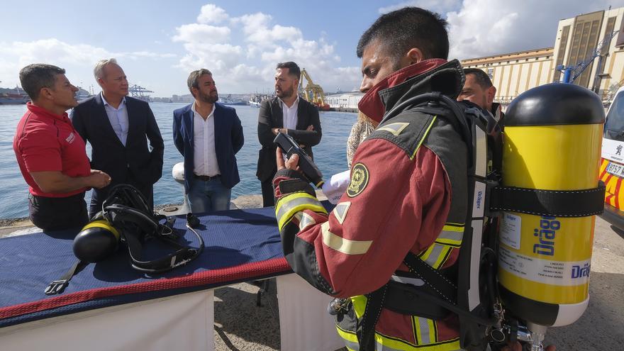La Autoridad Portuaria entrega al cuerpo de seguridad 135 equipos de respiración