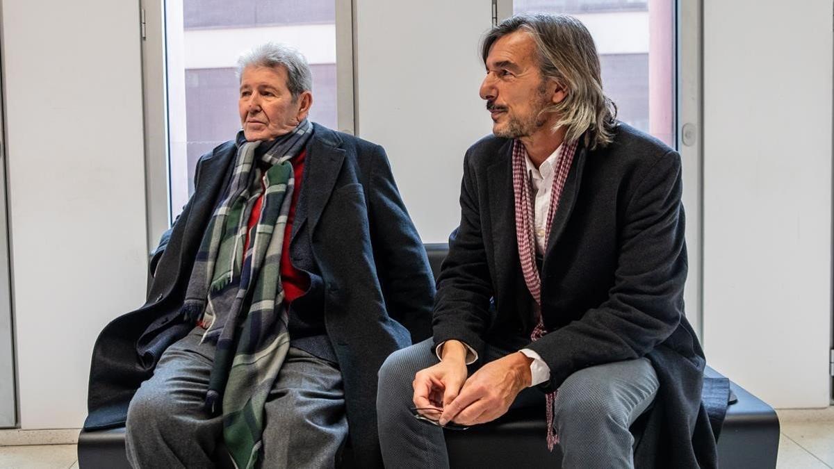 Ignacio Echevarría (derecha) junto al editor Jorge Herralde, en la Ciutat de la Justicia el pasado 17 de diciembre.