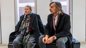Ignacio Echevarría (derecha) junto al editor Jorge Herralde, en la Ciutat de la Justicia el pasado 17 de diciembre. 