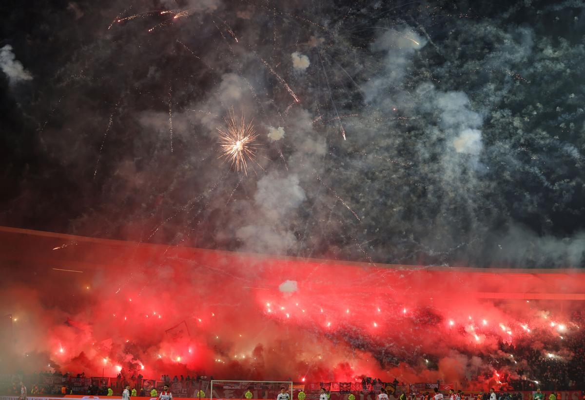 Los ultras del Partizan queman el estadio del Estrella Roja en el derbi de Belgrado