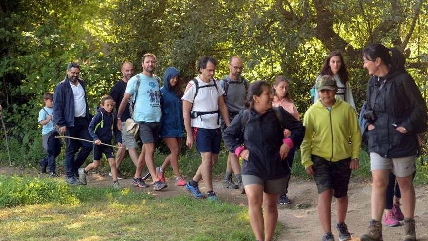 Miembros de la Fundación Nupa durante el recorrido por la Ruta da Pedra e da Auga. // Noé Parga