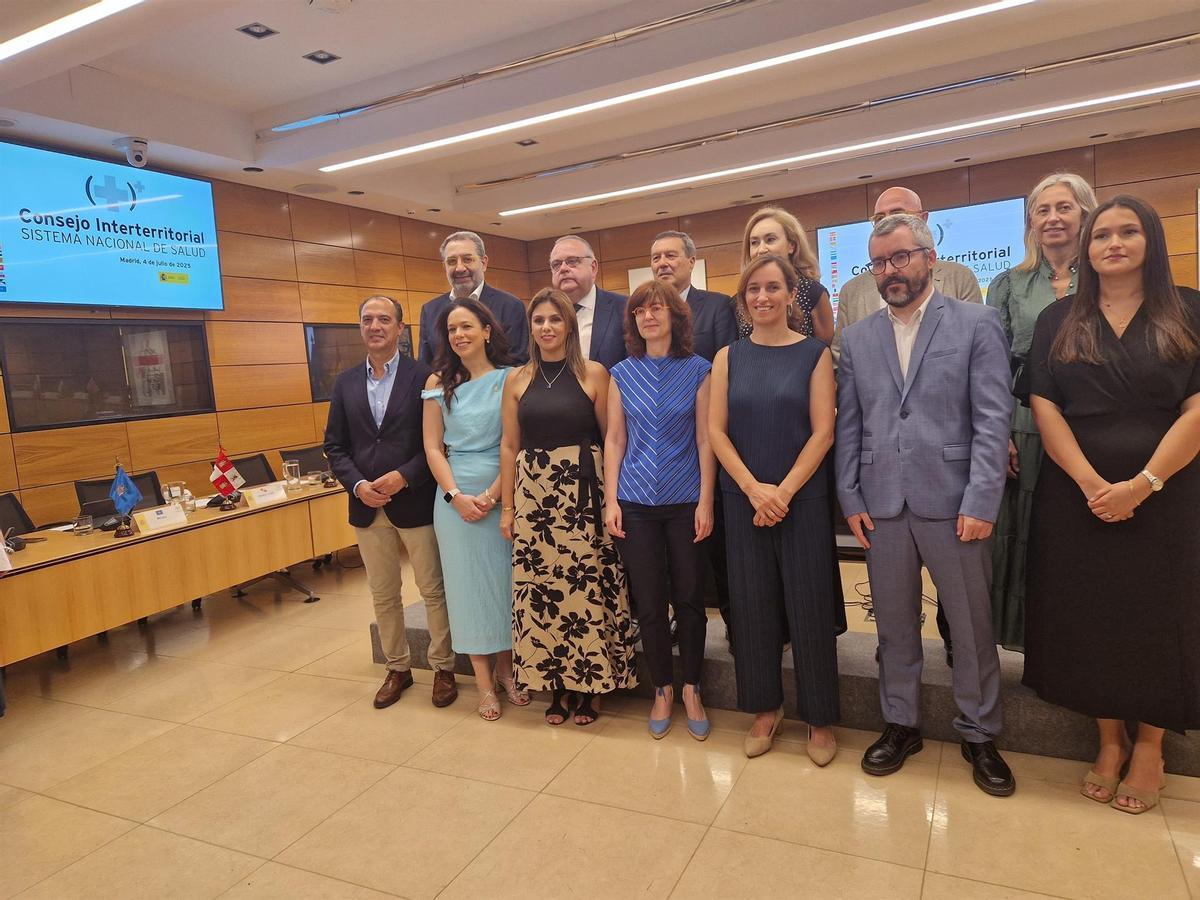 Mónica García con los consejeros y consejeras