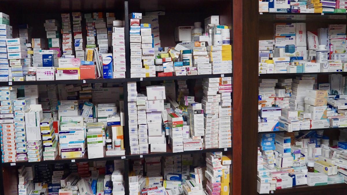 Estanterías repletas de medicamentos donados en el almacén de Medonations en Beirut.
