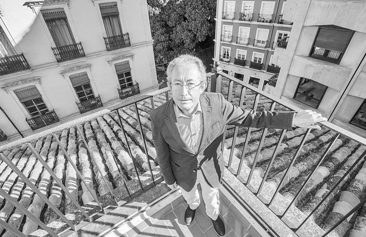 El Síndic de Greuges, Ángel Luna, en el balcón de la sede de la institución en Alicante. | PILAR CORTÉS
