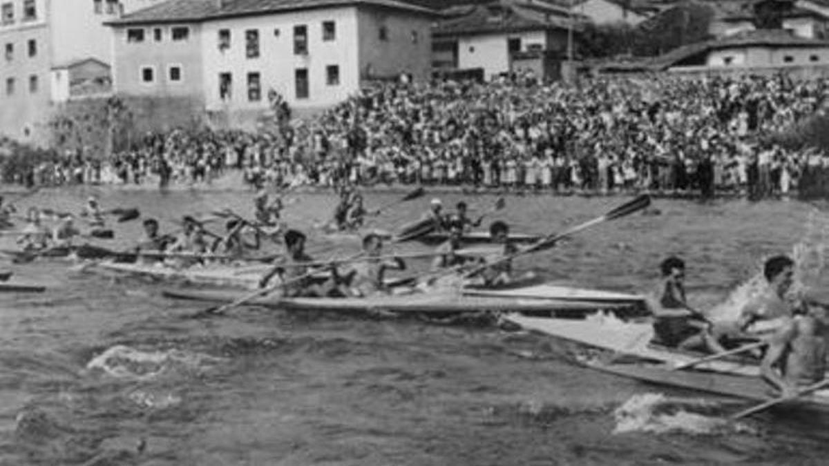 En el centro, la piragua "Caimán II" del Club de Tenis de Oviedo, con Manolo García-Morán y Moncho Covisa, en el Descenso del Sella de 1951
