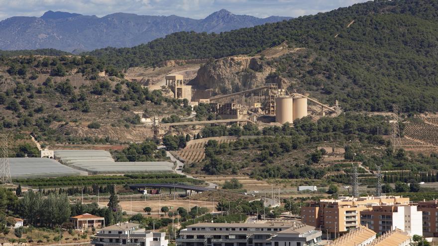 Lafarge descarta placas solares en su cantera de Sagunt