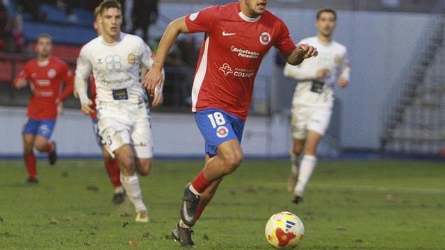 Hugo Busto, de la UD Ourense, conduce el balón. | Iñaki Osorio