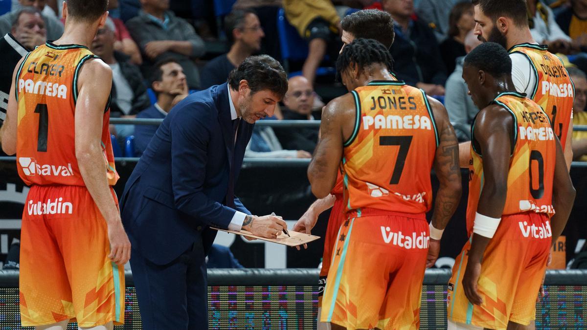 Álex Mumbrú da instrucciones en el partido Lenovo Tenerife - Valencia Basket